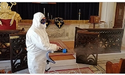 Bakırköy’deki Ermeni kilisesinde koronavirüse karşı dezenfekte işlemi yapıldı