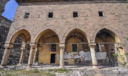 Kiliseden cezaevine dönüştürülen yapı kaderine terk edildi
