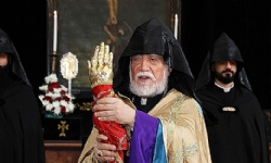 Ս. Գրիգոր Լուսաւորիչի Աջով Օրհնուեցաւ Համայն Հայութիւնը Անթիլիասի Մայրավանքէն