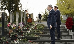 ​Ermenistan Başbakanı, 2016`da Karabağ`da çıkan 4 Günlük Savaşı`nın şehitlerin anısına saygı duruşun