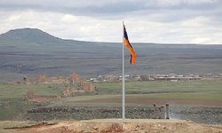 ​Tarihi Ermenistan başkenti Ani`nin karşısında Soykırım anısına dev bir Ermenistan bayrağı dikildi