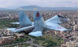 ​Ermenistan başkentinin gökyüzünde SU-30 savaş uçakları geçit töreni için hazırlık uçuşları gerçekle