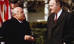 1992 yılında bugün George H. W. Bush Türkiye’ye Ermenistan’a karşı askeri müdahaleden kaçınma çağrı
