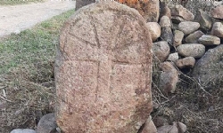 ​Cavaheti`nin Balkho köyünde mezar taşına benzeyen khaçkar bulundu