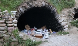 Uludere’de kaderine terk edilen kilise çöpten geçilmiyor