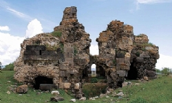 ​Van Gölü’nün suları çekilince Ermeni Kilisesi ortaya çıktı