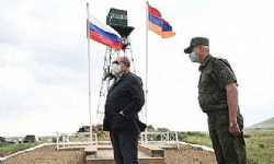​Sınırda dalgalanan Ermenistan ve Rusya bayrakları müttefik ilişkilerimizi sembolize ediyor