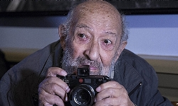Türk fotoğrafçı Ara Güler’in İstanbul’da çekiç altında çalışması