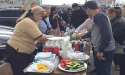 Moskova’da Azerbaycanlılara ait pazardan dışarı çıkarılan Ermeni kayısıları Rusyalı Ermeniler satın