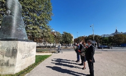 Ermeni ve Fransız Büyükelçileri Paris`te Ermeni Soykırımı kurbanlarının anısına saygı duruşunda bulu