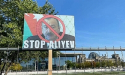 Merkel ofisinin yanında protesto eylemi: Aliyev`i ve Erdoğan`ı durdurun!