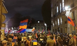 Fransa Ermeni toplumu Karabağ’ın bağımsızlığının tanınması talebiyle kalabalık gösteri düzenledi