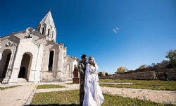 Düşmanın saldırılarına rağmen Şuşi`nin Ğazançetsots kilisesinde çanlar tekrar çaldı, düğün yapıldı