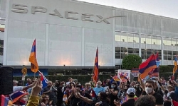 SpaceX karşısında proteso düzenleyen Ermeniler, Türkiye ile uydu sözleşmesinin iptalini talep etti