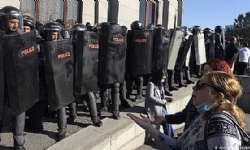 Ermenistan’da binlerce kişi Dağlık Karabağ anlaşmasını protesto etti