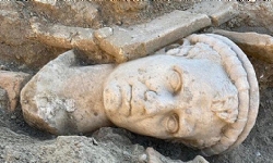 Laodikya`da 2 bin yıllık rahip başı heykeli gün yüzüne çıkarıldı