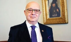 Devlet, kanatlarını sıcak bir şekilde sardı