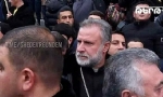 ​Karabağ`dan çıkmam’ diyerek elinde silahla poz veren Ermeni papaz Erivan`daki protestolarda görüntü