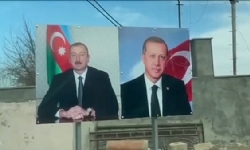 ​Aliyev`in Şuşa gezisinde Türk bayrakları ve Cumhurbaşkanı Erdoğan fotoğrafları dikkat çekti