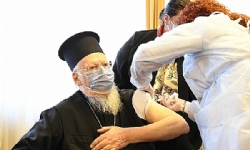 80 yaşındaki Patrik Bartholomeos koronavirüs aşısı yaptırdı