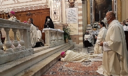 İzmi̇r Lati̇n Katoli̇k Ki̇li̇sesi̇ni̇n Yeni̇ Di̇ni̇ Önderi̇ni̇n Takdi̇si̇ Gerçekleşti̇