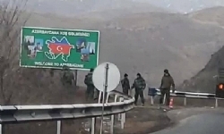 ​Ermenistan Ombudsmanı: Syunik bölgesinde yollarda Azerbaycan bayrağının ve askerlerin mevcut olması
