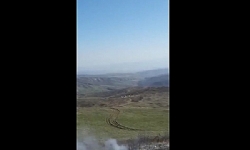 ​Azerbaycan askerleri tarafından Ermenistan’ın Syunik bölgesine doğru büyük kalibreli silahlardan at