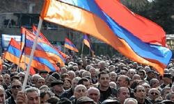 ​Ermenistan’da binlerce kişi Başbakan Paşinyan’ın istifasını istedi