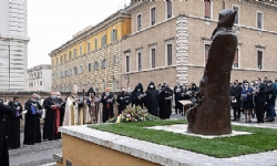 Արեւելքէն այլ աստղ մը կը փայլի տիեզերական եկեղեցւոյ երկնակամարին մէջ