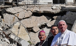 ​Papa Francesco, Musul`da kiliselerin enkazı arasında dua etti