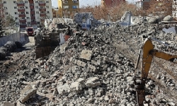 Kilise taşları ile inşa edilen camiyi yıktılar