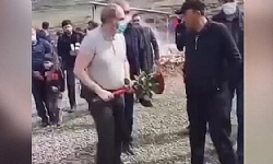 ​Ermeni askerin mezarına çiçek bırakmak isteyen Paşinyan’a tepki