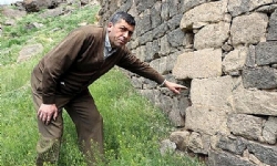 ABD`li yönetmen Elia Kazan`ın Kayseri`deki evinin durumu içler acısı... Geriye duvar kaldı