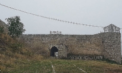 ​Azerbaycanlılar Ermeni mezartaşlarını işgal ettikleri Şuşi’ye giden yol yapımında kullanıyorlar