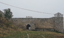 Azerbaycanlılar Ermeni mezartaşlarını işgal ettikleri Şuşi’ye giden yol yapımında kullanıyorlar