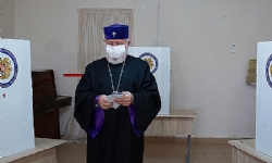 ​Catholicos Karekin II casts ballot in snap elections