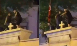 ​Kadıköy`de kilisede tepki çeken görüntü: 3 şüpheliden ikisine ev hapsi verildi