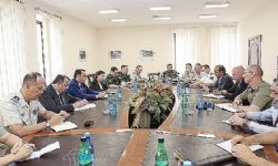 Ermenistan Savunma Bakanlığı`nda, yabancı askeri ataşelerle son çatışmalar konuşuldu
