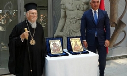 ​Gökçeada`dan çalınan 12 tarihi ikona, 14 yıl sonra Rum Ortodoks Patriği Bartholomeos`a teslim edild