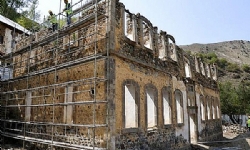 Gümüşhane`de 142 yıllık tarihi Sarı Mektep`te restorasyon çalışmaları başladı