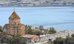 Tarihi Akdamar Kilisesi ayine hazır