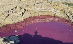 Dünyayı tedirgin eden görüntü! Kutsal kitapta da geçen kıyametin habercisi göl kırmızıya döndü