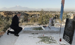 ​Paşinyan, Yerablur’u ziyaret edip Karabağ savaşının şehitleri anısına saygı duruşunda bulundu
