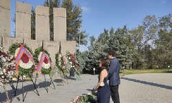 Dünyaca ünlü piyanist Evgeny Kissin, Yerevan`da Yerablur Şehitliğini ziyaret etti