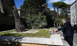 ​President Sarkissian lays flowers at bronze statue of Gregory of Narek in Vatican Gardens