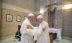 ​Papa Françesko ile Emeritus Papa, Üçüncü Doz COVID-19 Aşısı Oldu