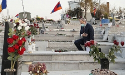 ​Paşinyan, Yerablur`da 44 günlük Karabağ savaşının şehitleri anısına saygı duruşunda bulundu