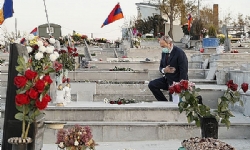 Paşinyan, Yerablur`da 44 günlük Karabağ savaşının şehitleri anısına saygı duruşunda bulundu
