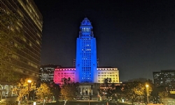 ​Los Angeles Belediye binası, Ermenistan bayrağı renklerine büründü