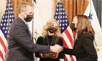 ​Yeni ABD Büyükelçisi Jeff Flake, Kamala Harris’in önünde yemin etti